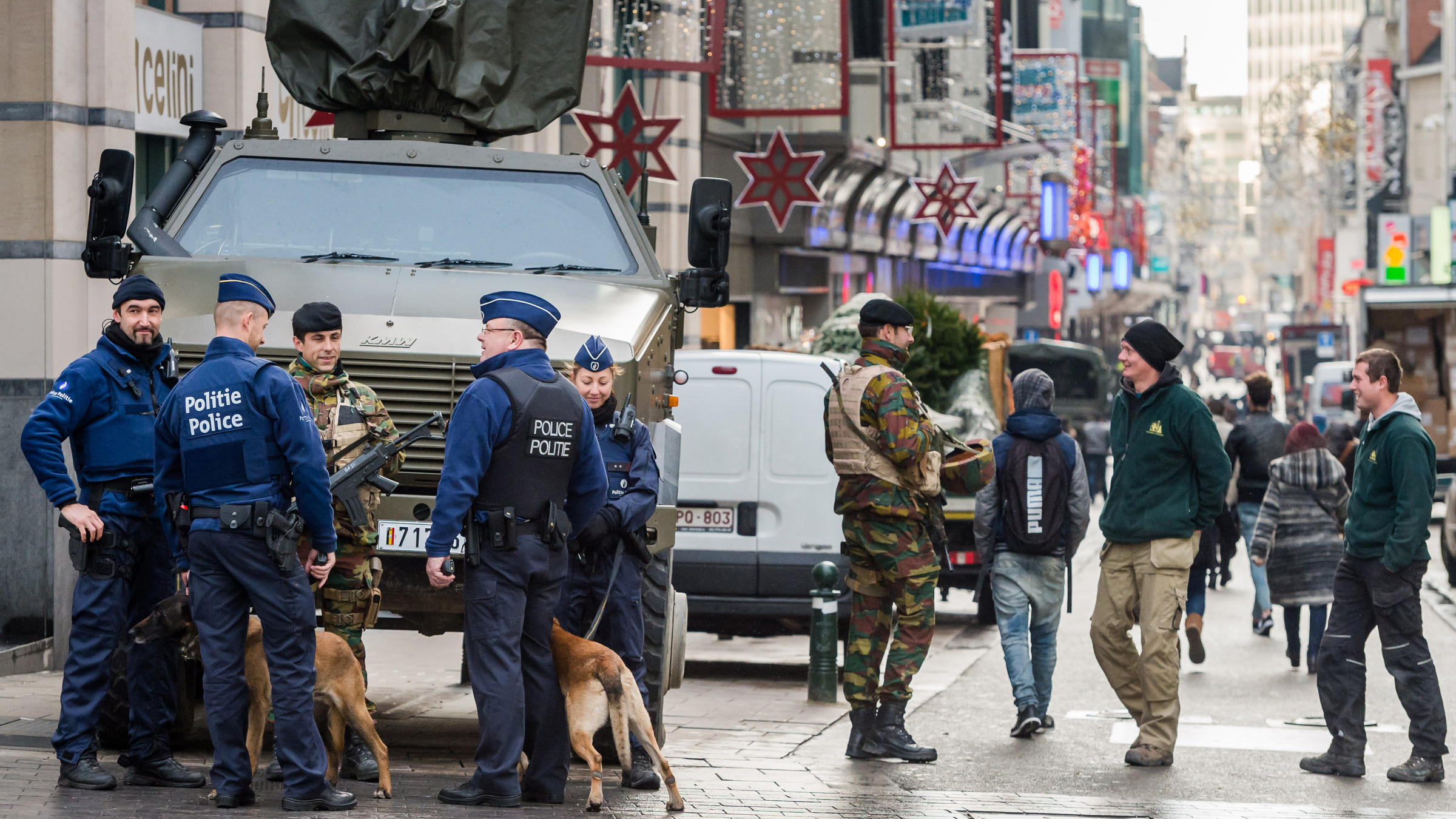 Βρυξέλλες: Εντοπίστηκαν αστυνομικές στολές και καλάσνικοφ – Πιθανό τρομοκρατικό χτύπημα