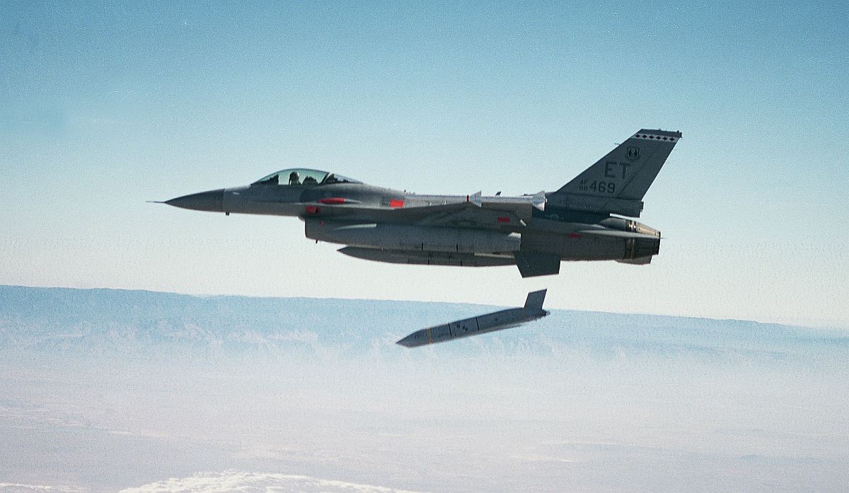 Πρελούδιο επίθεσης: Βλήματα JASSM στέλνει η αμερικανική Αεροπορία στα F-16 που βρίσκονται στην Νότια Κορέα