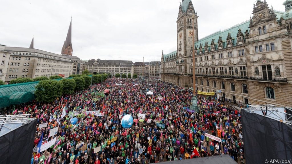 Αμβούργο: Διαμαρτυρία με πολιτικό και κοινωνικό μήνυμα από καλλιτεχνικές οργανώσεις (βίντεο)
