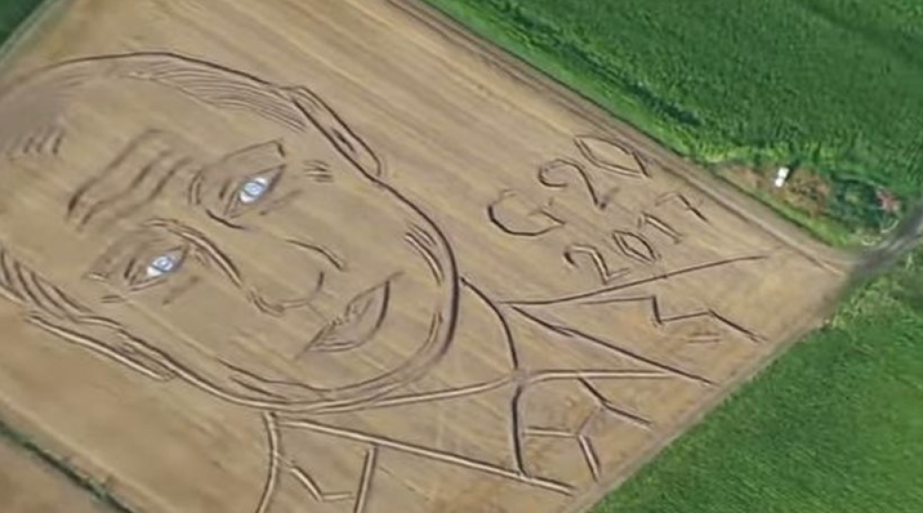 Ιταλός έφτιαξε το πορτρέτο του Πούτιν στο χωράφι του (βίντεο)