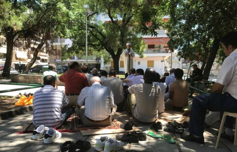 Τώρα οι μουσουλμάνοι στην Θεσσαλονίκη προσεύχονται και σε δημόσιο πάρκο (φωτό, βίντεο)