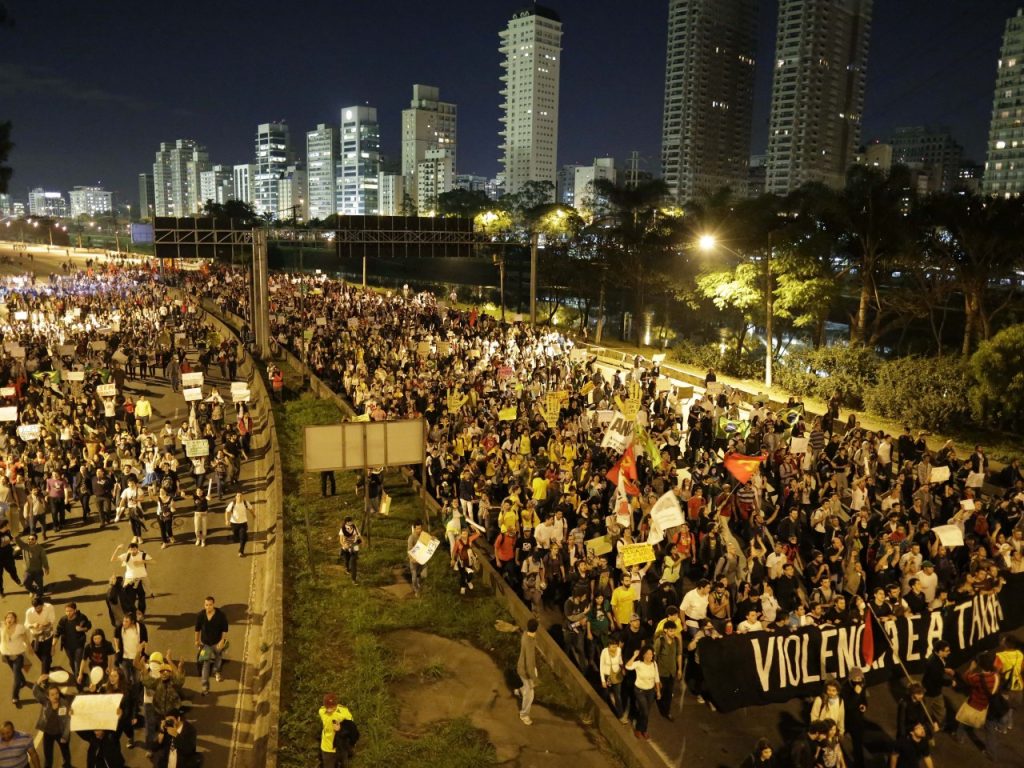 Γυμνή Βραζιλιάνα διαδηλώτρια τα κάνει… «λίμπα» (φωτό, βίντεο)