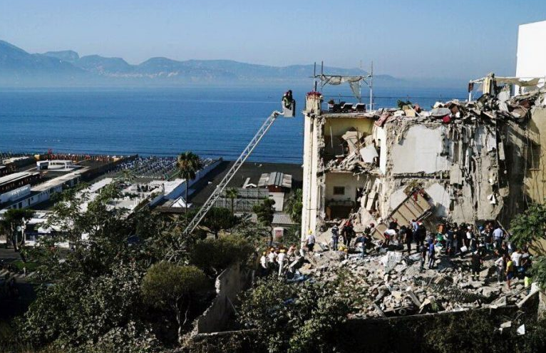 Κατέρρευσε κτίριο κοντά στη Νάπολη- Επτά αγνοούμενοι (φωτό-βίντεο) (upd)