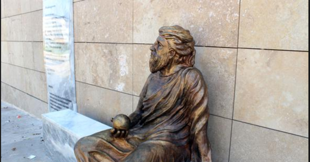 Σμύρνη: Τούρκοι έφτιαξαν άγαλμα του Αναξαγόρα με πρόσωπο Τούρκου ποιητή (φωτό)