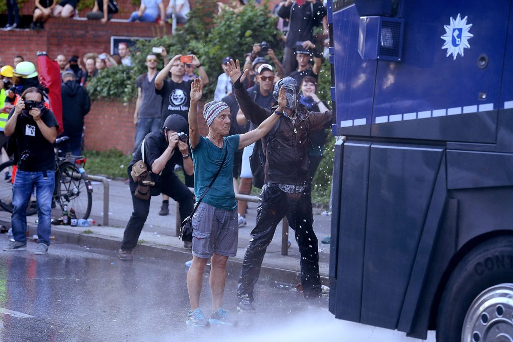 Αμβούργο: Αστυνομικοί «έλουσαν» με μάνικα ζευγάρι διαδηλωτών που φιλιόταν (βίντεο)