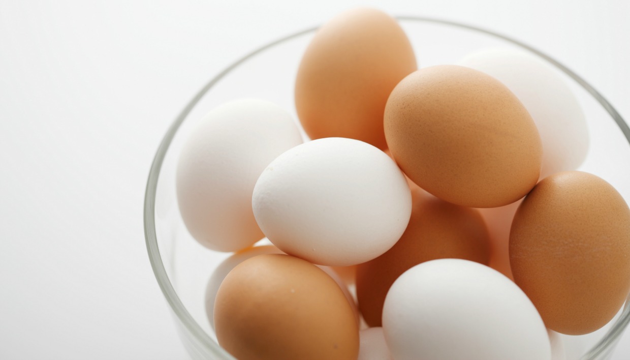 Καφέ και λευκά αυγά: Δείτε σε τι διαφέρει το ένα από το άλλο