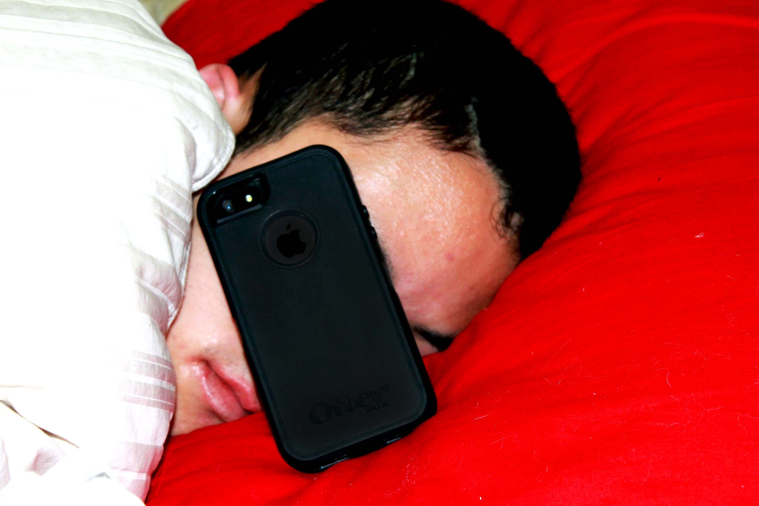 Включи телефон спать. Уснул с телефоном. Уснул с телефоном в руках.
