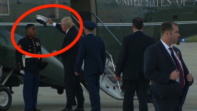 Μία πολύ ιδιαίτερη στιγμή: Ο Ντ. Τραμπ σκύβει και μαζεύει το καπέλο Πεζοναύτη (βίντεο)