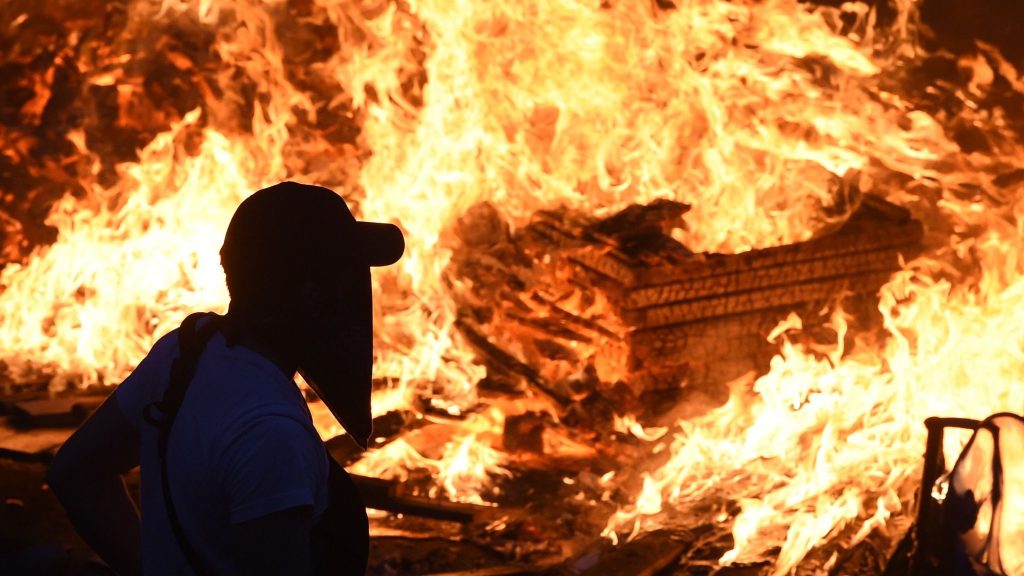 Αμβούργο: Αναρχικοί ή… ευκατάστατοι «χομπίστες» αυτοί που έκαψαν την πόλη; (φωτό)