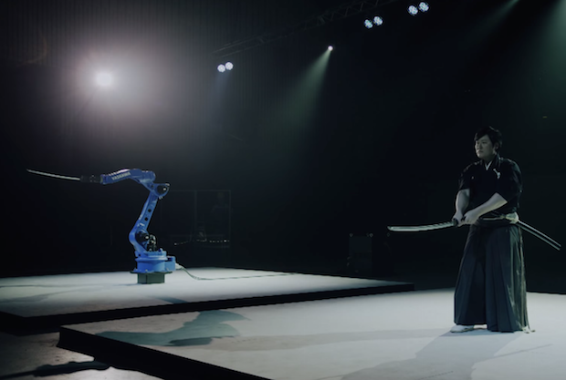 Ρομπότ εναντίον σαμουράι: Απίστευτη μονομαχία με ξίφη ανάμεσα στον δάσκαλο και τον υπερφυσικό μαθητή (βίντεο)