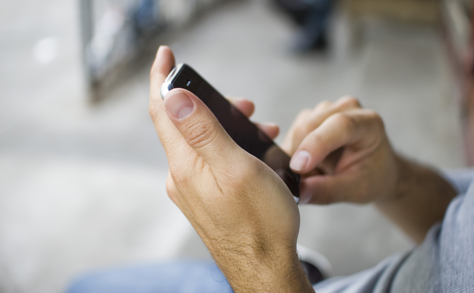 Έγινε και αυτό στην Κίνα: Οδηγούσε με τα πόδια για να παίζει με το κινητό! (βίντεο)