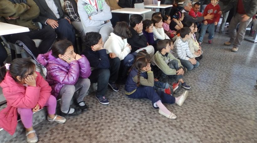 Πρόσφυγες από τη Συρία έξω από το Γερμανικό Προξενείο στη Θεσσαλονίκη (φωτό)