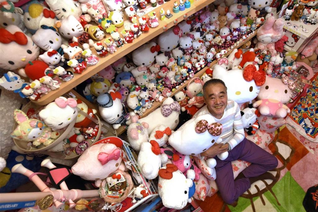 Ιάπωνας αστυνομικός συνταξιοδοτήθηκε και χάλασε τη σύνταξη του σε…Hello Kitty κούκλες (φωτό, βίντεο)