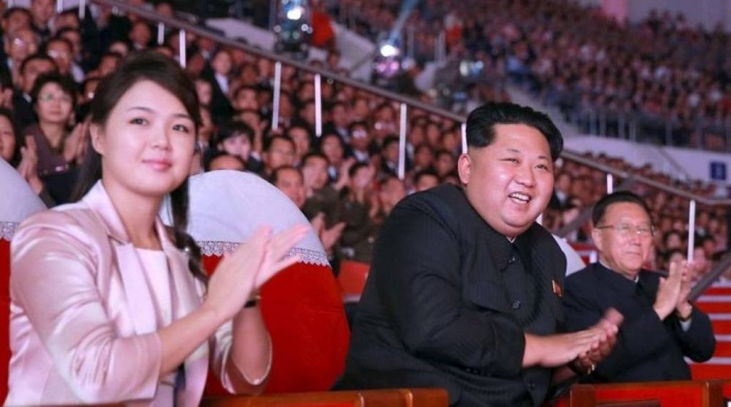 Β. Κορέα: Την επανεμφάνιση της έκανε η σύζυγος του Κιμ Γιονγκ Ουν μετά από πολλούς μήνες (βίντεο)