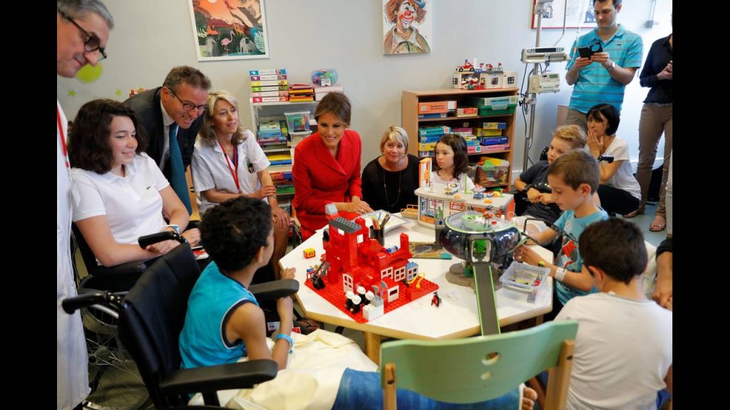 Μελάνια Τραμπ: Επίσκεψη της Πρώτης Κυρίας των ΗΠΑ σε Παιδιατρικό Νοσοκομείο στο Παρίσι (φωτό)