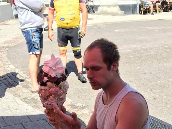 Άνδρας επιχειρεί να φάει γιγαντιαίο παγωτό – Εσείς θα το κάνατε; (βίντεο)