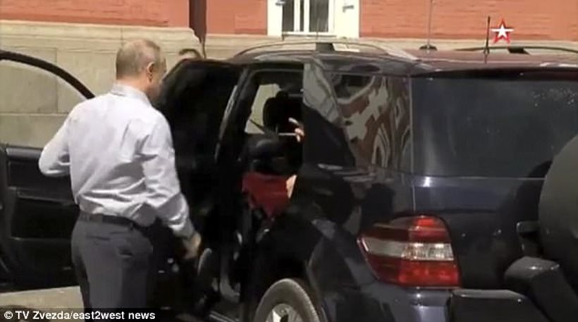 Η μυστηριώδης γυναίκα του Β.Πούτιν με την κόκκινη τσάντα – Γιατί προσπάθησε να την κρύψει; – Ποια είναι; (βιντεο)