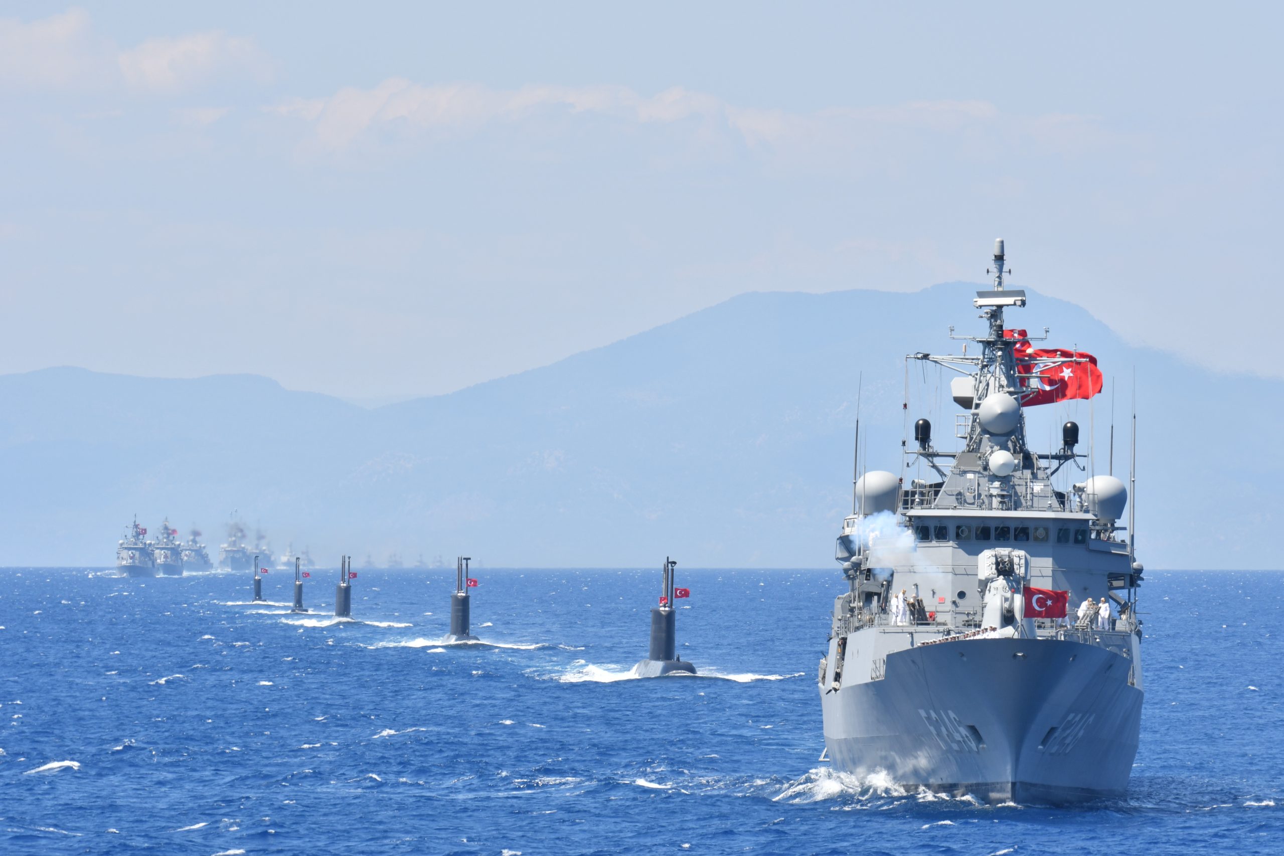 Ενισχύει τις δυνάμεις της γύρω από την πλατφόρμα η Τουρκία: 3  φρεγάτες και 1 υποβρύχιο απειλούν το “West Capella”