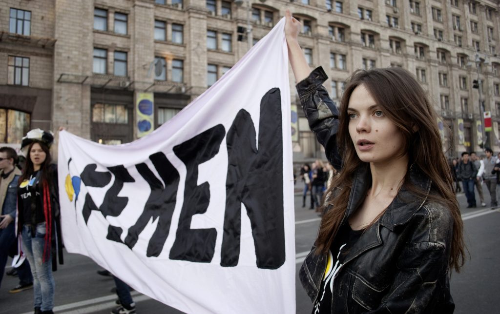 Έφοδος των «Femen» σε μαγαζί που έπαιζε μουσική ο Γούντι Άλεν (βίντεο)