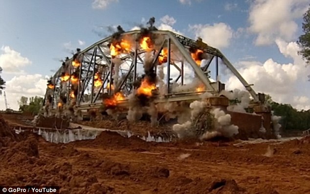 Εντυπωσιακή κατεδάφιση γέφυρας με τη χρήση 600 κιλών εκρηκτικών! (βίντεο)