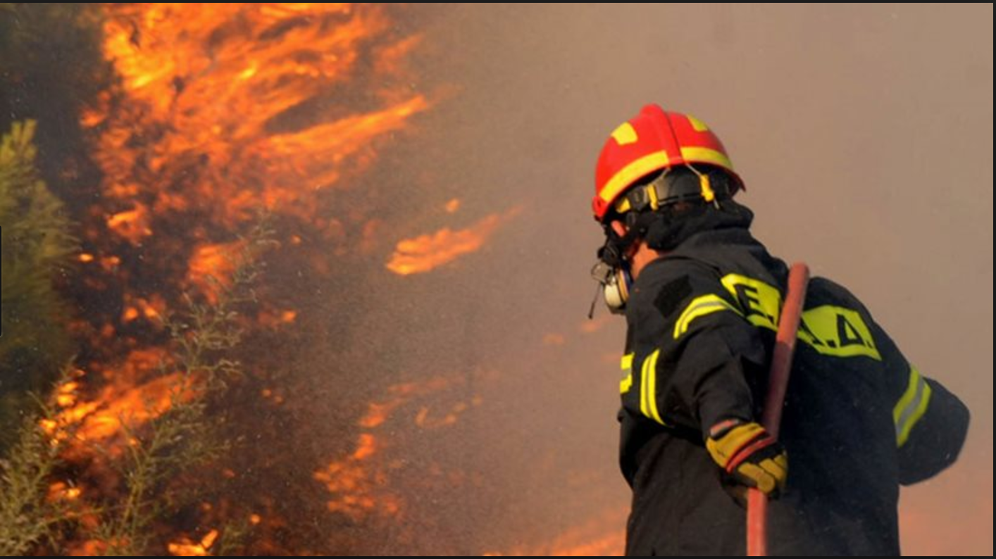 Κάηκαν σπίτια και τραυματίστηκαν τρεις πυροσβέστες στην πυρκαγιά στην Κορινθία (φωτό,βίντεο)