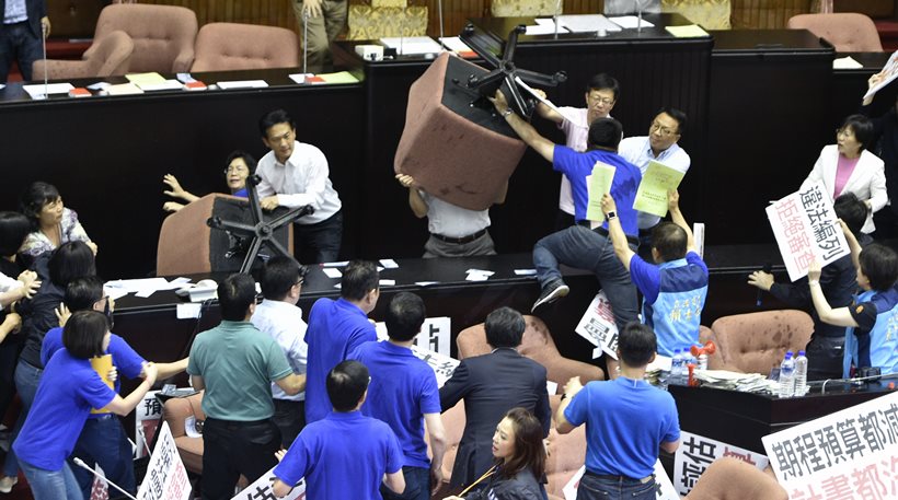Άγριο ξύλο στο κοινοβούλιο της Ταιβάν – «Ιπτάμενες» καρέκλες, γροθιές και κλωτσιές (βίντεο)