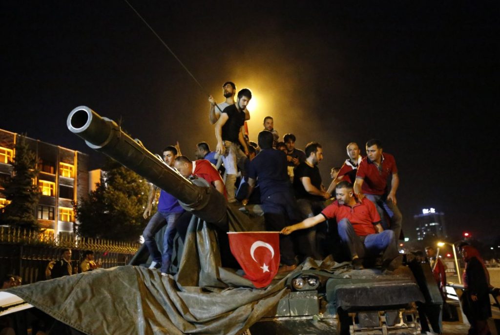 Με τη σύλληψη 105 ατόμων «γιόρτασε» την επέτειο του πραξικοπήματος ο Ερντογάν – Δύσκολες σχέσεις με ΗΠΑ, ΕΕ, Ρωσία