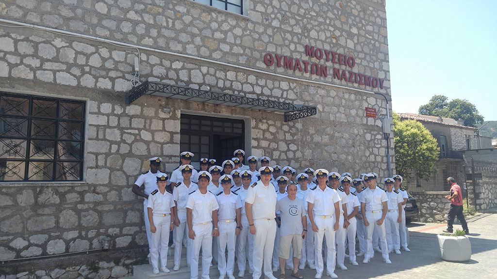 ΓΕΝ: Επίσκεψη Σπουδαστών της Σχολής Ναυτικών Δοκίμων σε Δίστομο και Καλάβρυτα (φωτό)