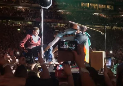 Δουβλίνο: Οι Coldplay ανέβασαν στη σκηνή άνδρα σε αναπηρικό καροτσάκι για να τραγουδήσει (βίντεο)