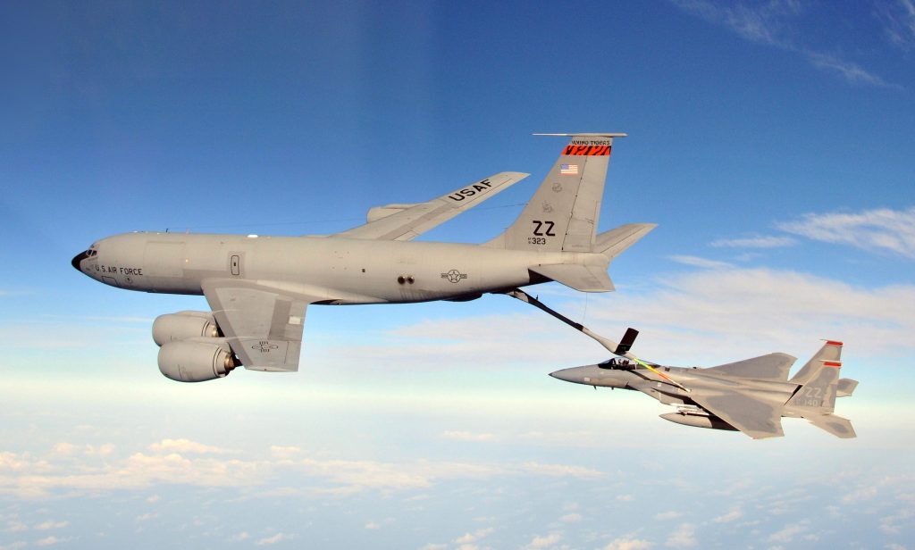 Η ζωή στην υπηρεσία εναέριων ανεφοδιασμών ενός KC-135 Stratotanker της USAF (βίντεο)