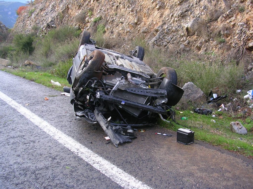 Δομοκός-Λαμία: Ατύχημα με αυτοκίνητο που βγήκε εκτός πορείας