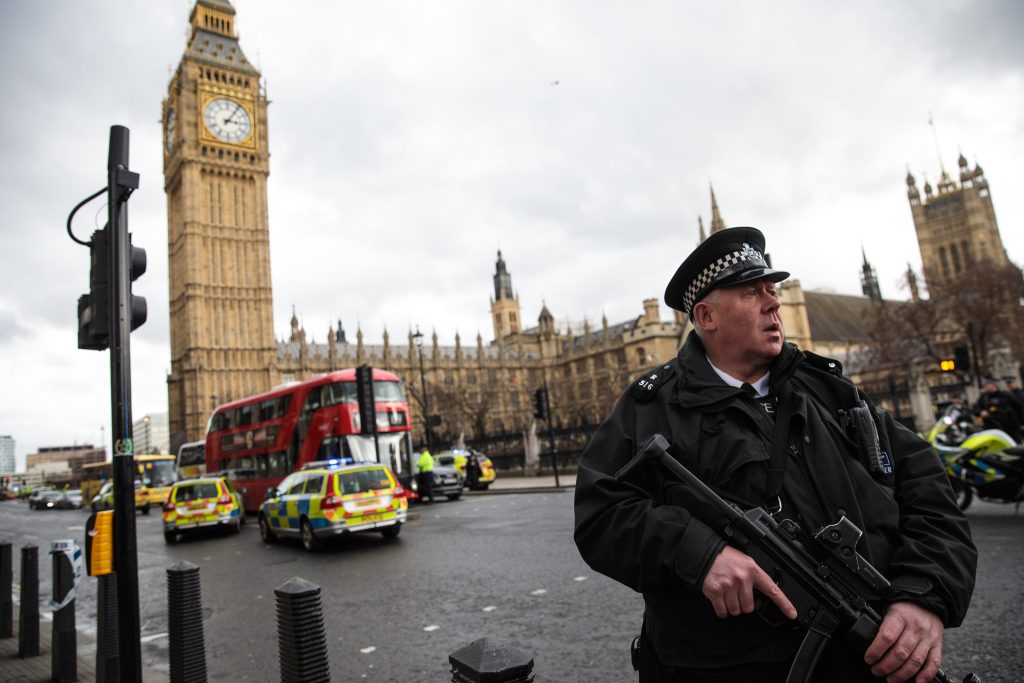Βρετανία: Για 15 κακουργήματα κατηγορείται έφηβος που φέρεται να διέπραξε επιθέσεις με οξύ στο Λονδίνο
