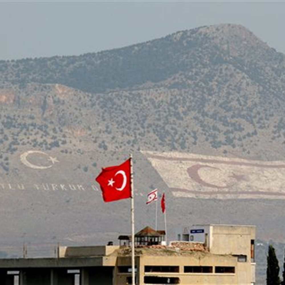 Σύμβουλος Ερντογάν: «Ο τουρκικός στρατός θα μείνει στην Κύπρο γιατί θέλουμε ειρήνη»