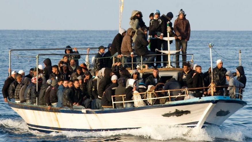 Στο λιμάνι της Καλαμάτας τελικά οι 104 μετανάστες που εντοπίστηκαν στη Μεθώνη