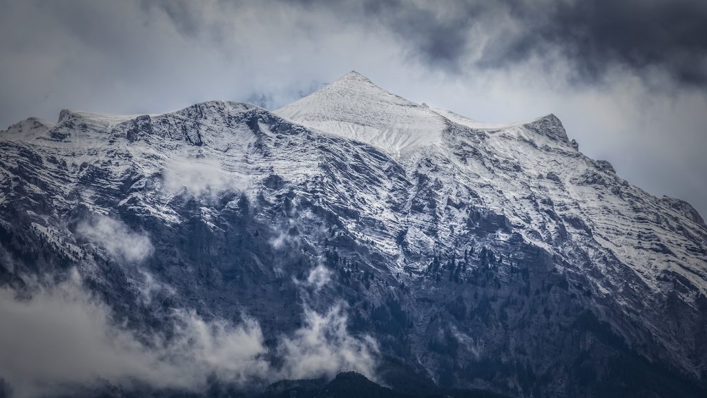 Όλυμπος: Σφοδρή χιονόπτωση και δύσκολες καιρικές συνθήκες – Συνεχίζεται το «θρίλερ» με το Ρουμάνο ορειβάτη
