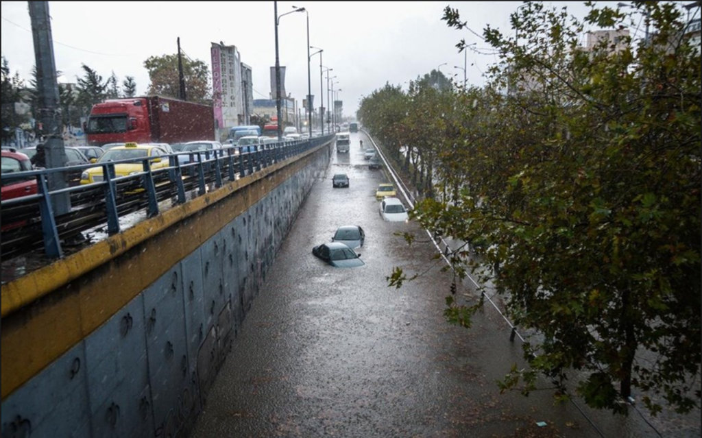 Βίντεο: Πλημμύρισαν οι δρόμοι στην Εθνική οδό Τρίπολης – Καλαμάτας