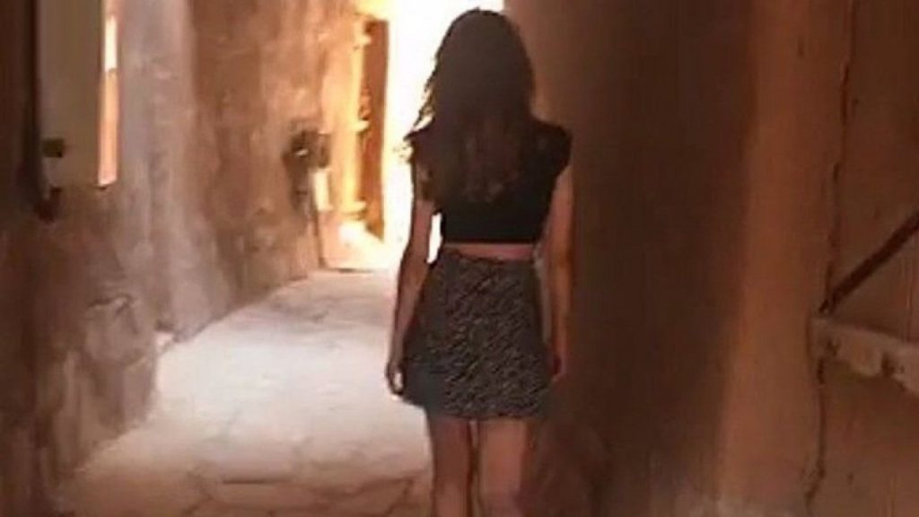 Σαουδική Αραβία: Συνελήφθη η κοπέλα που φορούσε μίνι φούστα! (βίντεο) (upd)