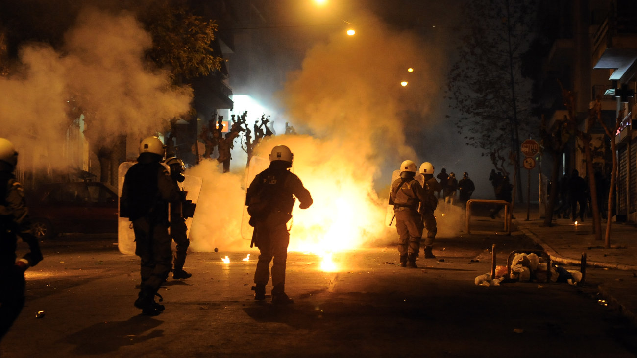 Συγκρούσεις  κουκουλοφόρων με διμοιρίες των ΜΑΤ στα Εξάρχεια- Πέταξαν μολότοφ και έκαψαν αυτοκίνητο (φωτό) (upd)