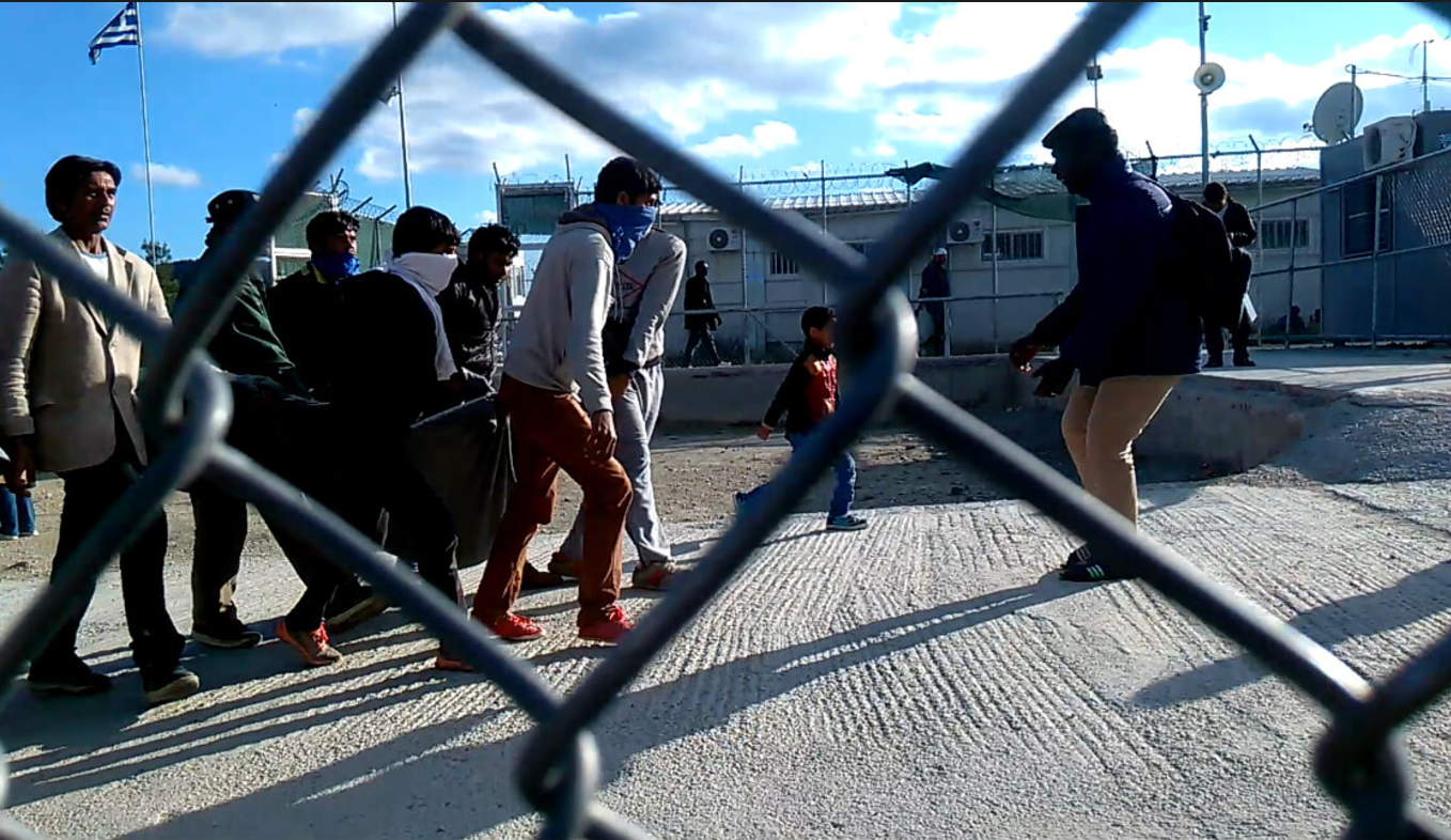 Λέσβος: Οι ισχυρές αστυνομικές δυνάμεις διέλυσαν την εξέγερση των μεταναστών- Πέντε τραυματίες (φωτό, βίντεο) (upd)