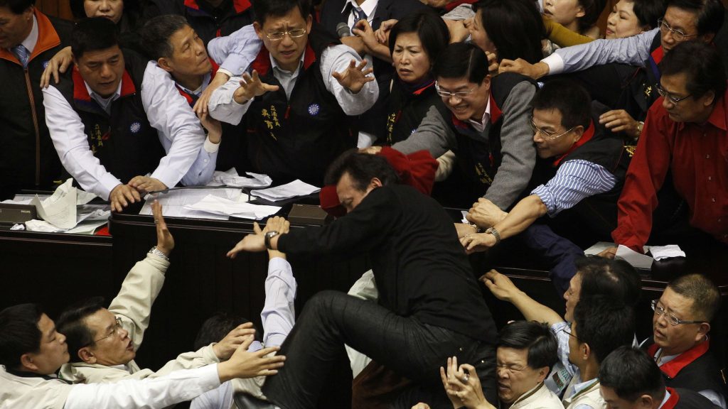 Ταϊβάν: Το κοινοβούλιο μετατράπηκε ξανά σε… «αρένα μάχης» (βίντεο)