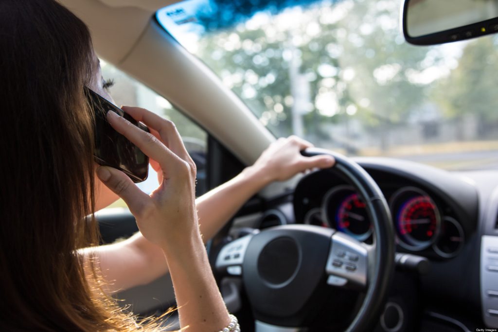 Βίντεο: Τι παθαίνει κάποιος όταν οδηγεί κοιτώντας το κινητό του