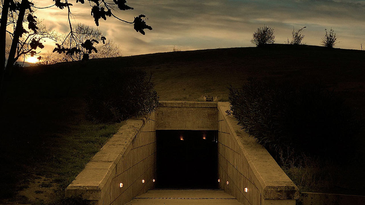 Καταστροφές με ψεκασμό σε αρχαία αντικείμενα στο Μουσείο της Βεργίνας από Αφρικανή! – Σχέδιο ισλαμιστών; (upd)