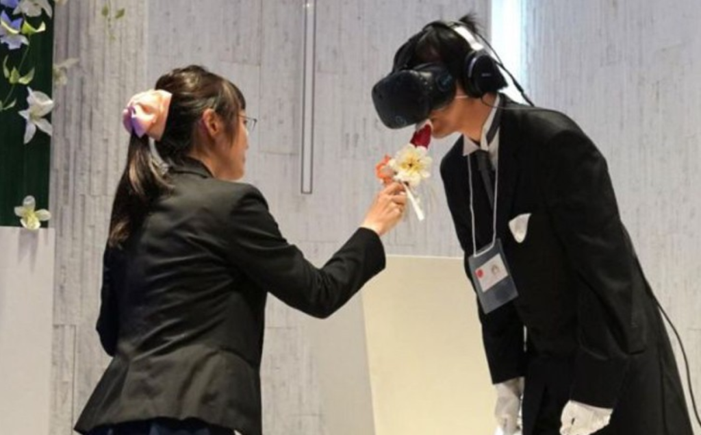 Ιάπωνας παντρεύτηκε φιγούρα παιχνιδιού μέσω εικονικής πραγματικότητας (φωτό)