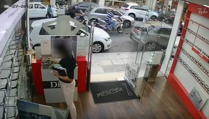 Χανιά: Nεαρή κοπέλα «βουτάει» γυαλιά ηλίου από κατάστημα και η μαεστρία της καταγράφεται από το κλειστό κύκλωμα (βίντεο)