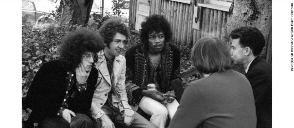 Αδημoσίευτες φωτογραφίες του θρυλικού Jimi Hendrix από περιοδείες (φωτό)