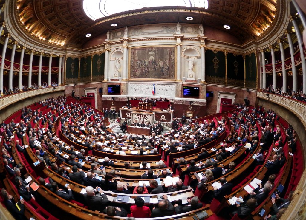 Γαλλία: Πιο ήπιο στο εξής το «dress-code» στην Εθνοσυνέλευση- Η μόδα Αλ.Τσίπρα εξαπλώνεται…