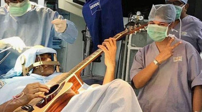 Ινδία: Έπαιζε κιθάρα την ώρα που του έκαναν επέμβαση στον εγκέφαλο! (φωτό, βίντεο)