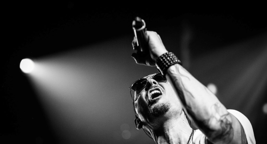 Ch.Bennington: Η φωνή των Linkin Park σίγησε για πάντα – Η κακοποίηση που δε μπόρεσε ποτέ να αποδεχτεί (φωτό, βίντεο)