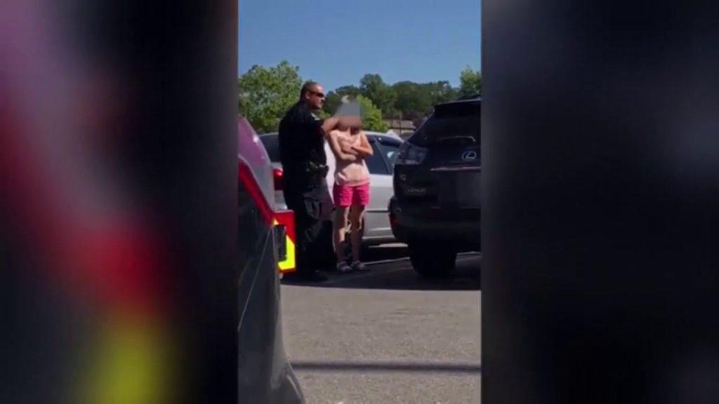Βίντεο: «Μητέρα» άφησε τα παιδιά της με καύσωνα μέσα στο αυτοκίνητο- Δείτε την αντίδραση του αστυνομικού