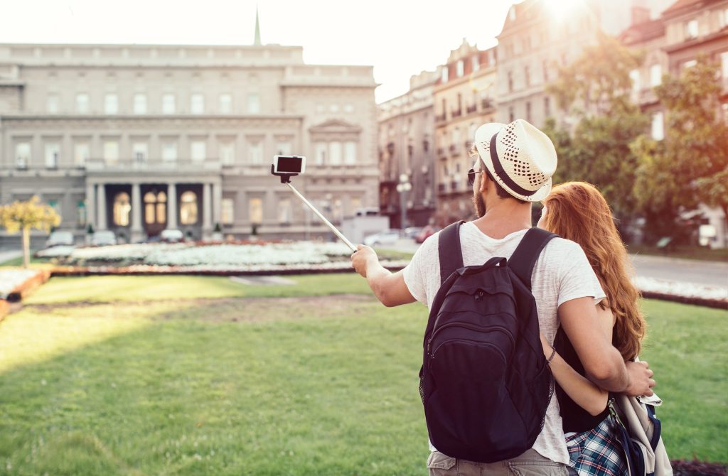 Γιατί το Μιλάνο απαγόρευσε τα selfie sticks;